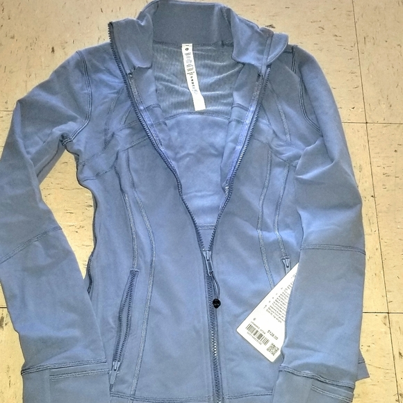 Lululemon size 6 define sweater retail price at $128, and is a Perry winkle blue - Picture 4 of 4